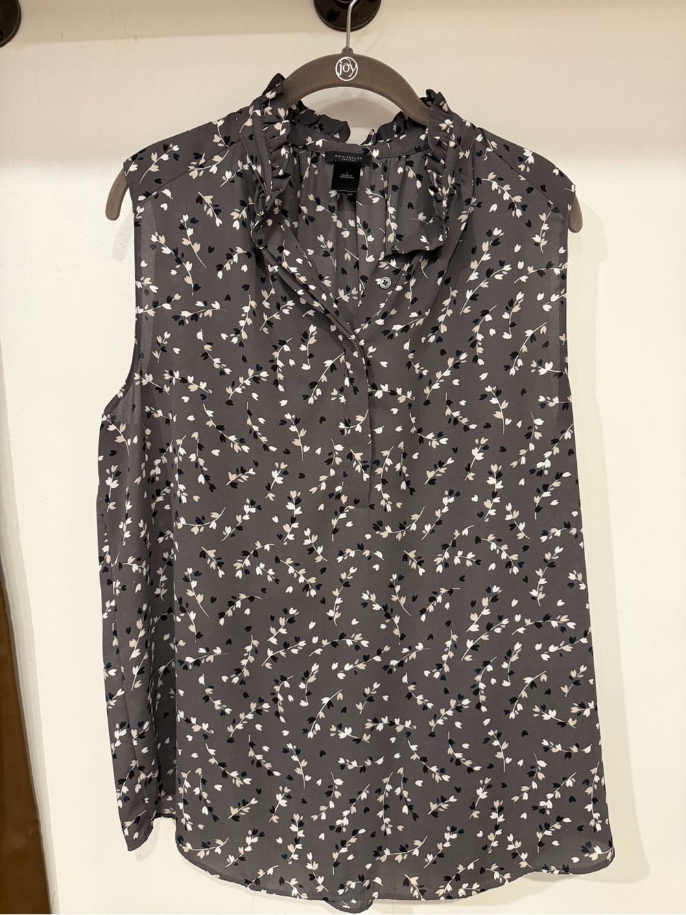 Ann Taylor Factory Gray Floral Sleeveless Ruffle Neck Blouse Size L
